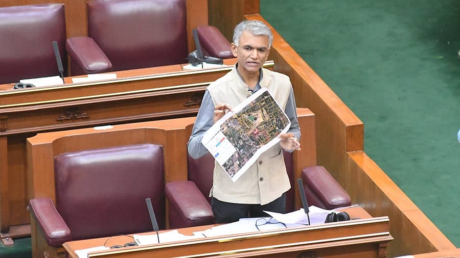 <div class="paragraphs"><p>ತಮ್ಮ ಮೇಲಿನ ಆರೋಪಕ್ಕೆ ವಿಧಾನಸಭೆಯಲ್ಲಿ ಹೇಳಿಕೆ ನೀಡಿದ ಕಂದಾಯ ಸಚಿವ ಕೃಷ್ಣಬೈರೇಗೌಡ ದಾಖಲೆ ಪ್ರದರ್ಶಿಸಿದರು.</p></div>