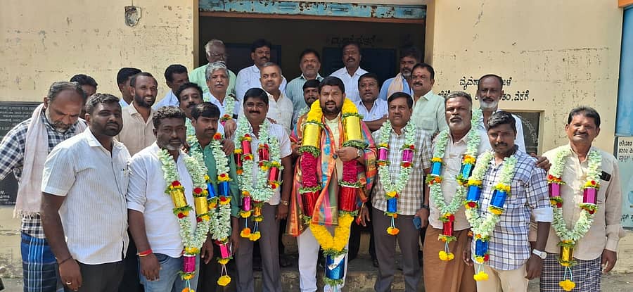 ಮುಳಬಾಗಿಲು ತಾಲ್ಲೂಕಿನ ಮಲ್ಲನಾಯಕನಹಳ್ಳಿ ವಿವಿಧೋದ್ದೇಶ ಸಹಕಾರ ಸಂಘಕ್ಕೆ ಹೊಸದಾಗಿ ಆಯ್ಕೆಯಾದ ಅಧ್ಯಕ್ಷ ಹಾಗೂ ಉಪಾಧ್ಯಕ್ಷ