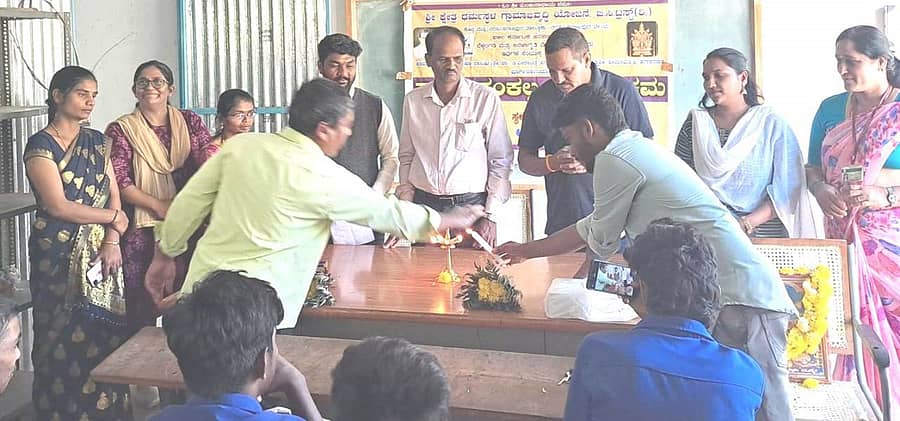 ನರಸಿಂಹರಾಜಪುರ ತಾಲ್ಲೂಕು ಬಿ.ಎಚ್. ಕೈಮರ ಗ್ರಾಮದ ಐಟಿಐ ಕಾಲೇಜಿನಲ್ಲಿ ಶ್ರೀಕ್ಷೇತ್ರ ಧರ್ಮಸ್ಥಳ ಗ್ರಾಮಾಭಿವೃದ್ಧಿ ಯೋಜನೆಯಿಂದ ಆಯೋಜಿಸಿದ್ದ ಸ್ವಾಸ್ಥ್ಯ ಸಂಕಲ್ಪ ಕಾರ್ಯಕ್ರಮಕ್ಕೆ ಅತಿಥಿಗಳು ಚಾಲನೆ ನೀಡಿದರು