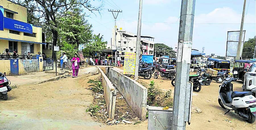 <div class="paragraphs"><p>ಹಿರಿಯೂರಿನ ತಾಲ್ಲೂಕು ಕಚೇರಿಗೆ ಹೊಂದಿಕೊಂಡಿರುವ ಎಸ್ಬಿಐ ಮುಂಭಾಗದಲ್ಲಿ ರಸ್ತೆ ವಿಸ್ತರಣೆಗೆಂದು ನಿರ್ಮಿಸಿರುವ ಬಾಕ್ಸ್ ಚರಂಡಿ</p></div>