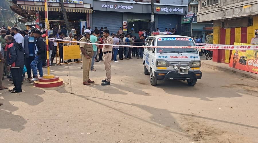 ಹುಣಸೂರು ನಗರದ ವಿಶ್ವೇಶ್ವರಯ್ಯ ವೃತ್ತದ ಆಟೊ ನಿಲ್ದಾಣಕ್ಕೆ ಹೊಂದಿಕೊಂಡಿರುವ ಸ್ಥಳದಲ್ಲಿ ಗುರುವಾರ ಮಧ್ಯರಾತ್ರಿ ಕೂಲಿ ಕಾರ್ಮಿಕನ ಕೊಲೆಯಾಗಿದ್ದು, ಶುಕ್ರವಾರ ಪೊಲೀಸರು ಮಹಜರು ನಡೆಸಿದರು