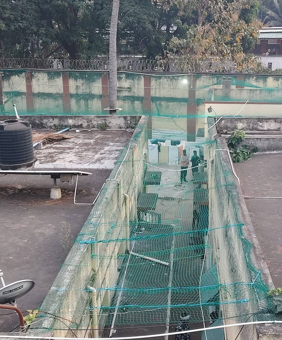 ದಾವಣಗೆರೆಯ ವಸಂತ ರಸ್ತೆಯಲ್ಲಿರುವ ಜಿಲ್ಲಾ ಕಾರಾಗೃಹದ ಮೇಲ್ಭಾಗದಲ್ಲಿ ನಿರ್ಮಿಸಿದ ಮೆಷ್