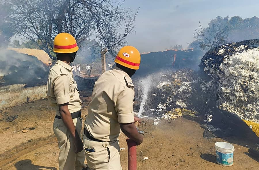 ಮಾನ್ವಿ ತಾಲ್ಲೂಕಿನ ಬೈಲಮರ್ಚೆಡ್ ಗ್ರಾಮದಲ್ಲಿ ಶುಕ್ರವಾರ ಅಗ್ನಿಶಾಮಕ ಠಾಣೆಯ ಸಿಬ್ಬಂದಿ ಬೆಂಕಿ ನಂದಿಸುವ ಕಾರ್ಯಾಚರಣೆ ಕೈಗೊಂಡರು