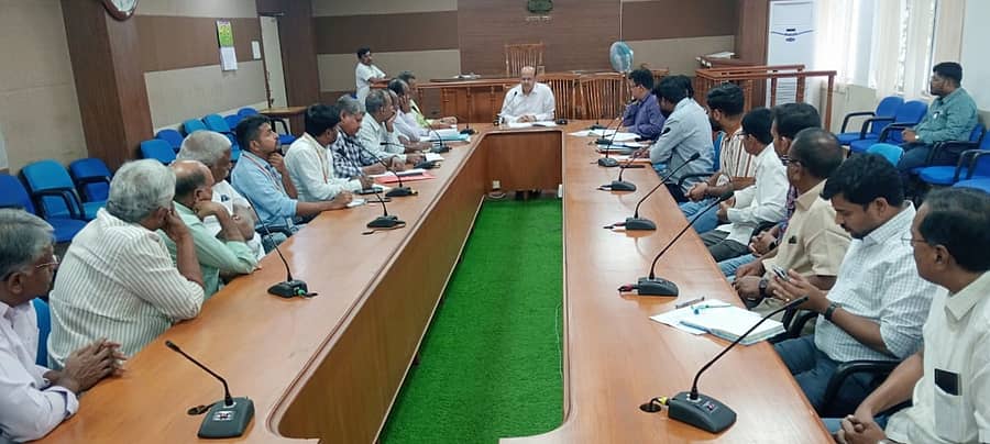 ಕೊಪ್ಪಳದಲ್ಲಿ ಗುರುವಾರ ರೈತರು, ಅಧಿಕಾರಿಗಳು ಹಾಗೂ ಕೋಳಿ ಫಾರ್ಮ್ಗಳ ಪ್ರತಿನಿಧಿಗಳ ಜೊತೆ ನಡೆದ ಸಭೆಯಲ್ಲಿ ಜಿಲ್ಲಾಧಿಕಾರಿ ಡಾ. ಸುರೇಶ ಇಟ್ನಾಳ ಮಾತನಾಡಿದರು