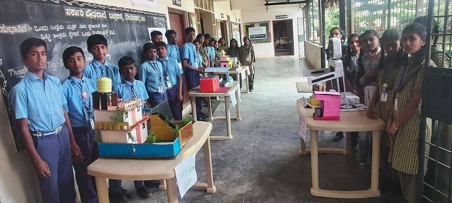 ದೇವನಹಳ್ಳಿ ಬಚ್ಚಹಳ್ಳಿ ಸರ್ಕಾರಿ ಶಾಲೆಯಲ್ಲಿ ಶಾಲಾ ಮಕ್ಕಳು ತಂತ್ರಜ್ಞಾನ ಕೌಶಲ ಆಧಾರಿತ ವಸ್ತುಗಳನ್ನು ಪ್ರದರ್ಶಿಸಿದರು
