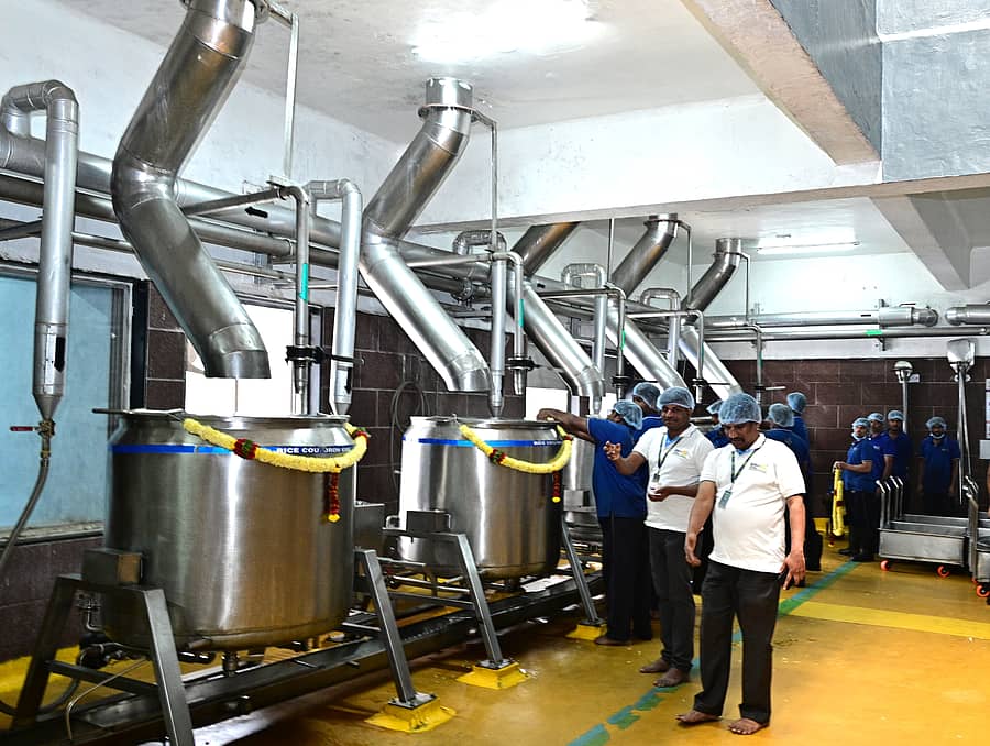 ಹುಬ್ಬಳ್ಳಿ ರಾಯಪುರದ ಇಸ್ಕಾನ್ ಮಂದಿರದ ಅಕ್ಷಯಪಾತ್ರ ಪ್ರತಿಷ್ಠಾನದ ಅಡುಗೆ ಮನೆಯಲ್ಲಿ ಅನ್ನ ತಯಾರಿಸಲು ಅಳವಡಿಸಿರುವ ಆಧುನಿಕ ಯಂತ್ರೋಪಕರಣ –ಪ್ರಜಾವಾಣಿ ಚಿತ್ರ