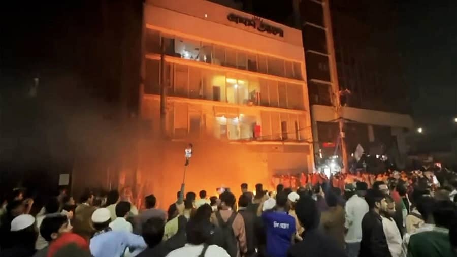 <div class="paragraphs"><p>'ಪ್ರೋಥೋಮ್ ಅಲೋ' ಪತ್ರಿಕಾ ಕಚೇರಿಗೆ ಬೆಂಕಿ ಹಚ್ಚಿರುವುದು</p></div>