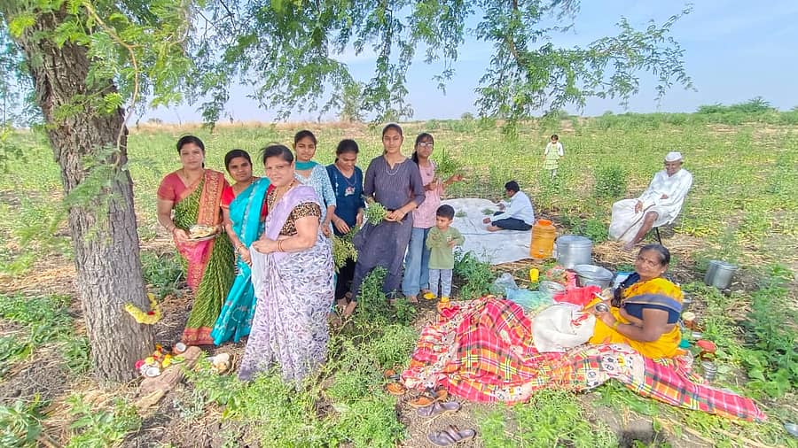 ಹುನಗುಂದ ಪಟ್ಟಣದ ಹೊರವಲಯದ ಜಮೀನಿನಲ್ಲಿ ಮಹಿಳೆಯರು ಬನ್ನಿ ಮರಕ್ಕೆ ಪೂಜೆ ಸಲ್ಲಿಸಿದರು