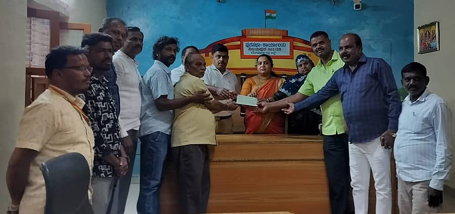 ಮರದ ಕೊಂಬೆ ಬಿದ್ದು ಮೃತಪಟ್ಟಿದ್ದ ಪಟ್ಟಣದ 17ನೇ ವಾರ್ಡಿನ ಯುವಕ ವೆಂಕಟ ವರುಣ್ ಕುಟುಂಬಕ್ಕೆ ಪುರಸಭೆಯಿಂದ ₹1ಲಕ್ಷ ಪರಿಹಾರದ ಚೆಕ್ ಅನ್ನು ಪುರಸಭೆ ಅಧ್ಯಕ್ಷೆ ಭವ್ಯ ಮಹೇಶ್ ವಿತರಿಸಿದರು