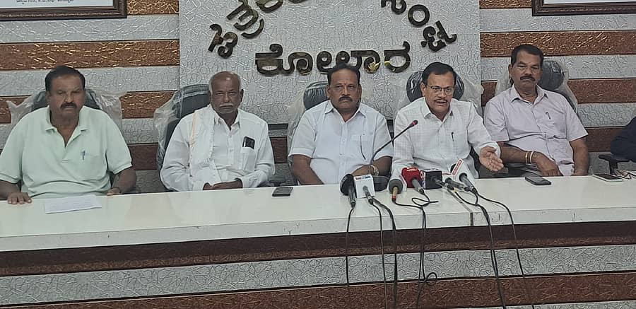 ಕೋಲಾರದಲ್ಲಿ ಶುಕ್ರವಾರ ಪತ್ರಿಕಾಗೋಷ್ಠಿಯಲ್ಲಿ ಕೃಷ್ಣಬೈರೇಗೌಡ ಅಭಿಮಾನಿ ಬಳಗ ಹಾಗೂ ಜಿಲ್ಲಾ ಕಾಂಗ್ರೆಸ್ ಕಿಸಾನ್ ಸೆಲ್ ವಿಭಾಗದ ಮುಖಂಡರು ಮಾತನಾಡಿದರು