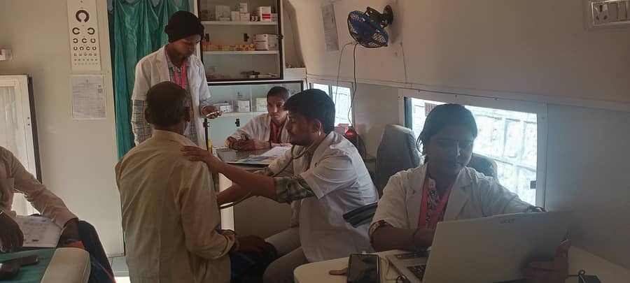 ಸುರಪುರ ತಾಲ್ಲೂಕಿನ ಹಸನಾಪುರ ಗ್ರಾಮದಲ್ಲಿ ಸಂಚಾರಿ ಆರೋಗ್ಯ ಘಟಕ ವಾಹನದಲ್ಲಿ ಜನರಿಗೆ ಉಚಿತ ಆರೋಗ್ಯ ತಪಾಸಣೆ ಕಾರ್ಯ ನಡೆಯಿತು