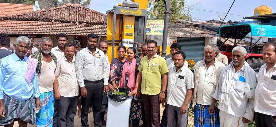 ಚನ್ನಪಟ್ಟಣ ತಾಲ್ಲೂಕಿನ ಹಾರೋಕೊಪ್ಪ ಗ್ರಾಮದ ಎಂಪಿಸಿಎಸ್ ಆವರಣದಲ್ಲಿ ಜೋಳದ ಮೇವನ್ನು ಕತ್ತರಿಸುವ ಪ್ರಾಯೋಗಿಕ ಕಾರ್ಯಕ್ರಮಕ್ಕೆ ಬಮೂಲ್ ನಿರ್ದೇಶಕ ಎಸ್. ಲಿಂಗೇಶ್ ಕುಮಾರ್ ಚಾಲನೆ ನೀಡಿದರು. ಬಮೂಲ್ ವಿಸ್ತರಣಾಧಿಕಾರಿ ಕಿರಣ್ ಹಾಜರಿದ್ದರು