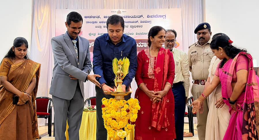 ಶಿವಮೊಗ್ಗದ ಆದಿಚುಂಚನಗಿರಿ ಸಮುದಾಯ ಭವನದಲ್ಲಿ ಶುಕ್ರವಾರ ಆಯೋಜಿಸಿದ್ದ ಮಿಷನ್ ಸುರಕ್ಷಾ ಕಾರ್ಯಾಗಾರವನ್ನು ಜಿಲ್ಲಾ ಪಂಚಾಯಿತಿ ಸಿಇಒ ಎನ್.ಹೇಮಂತ್ ಉದ್ಘಾಟಿಸಿದರು