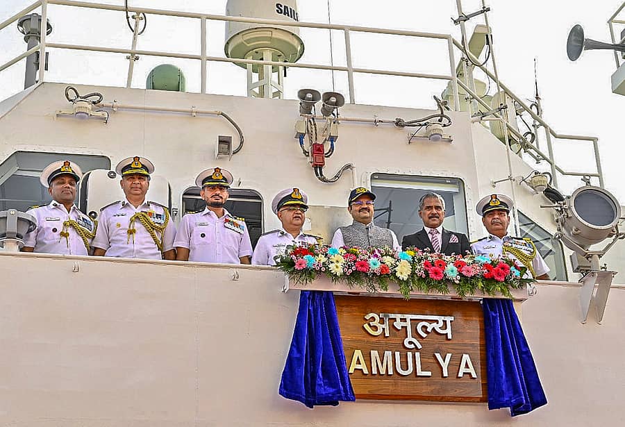 ಸೇನೆಯ ಅಧಿಕಾರಿಗಳು ಅಮೂಲ್ಯ ಯುದ್ಧನೌಕೆಯನ್ನು ಕರಾವಳಿ ಪಡೆಗೆ ಸೇರ್ಪಡೆಗೊಳಿಸಿದರು – ಪಿಟಿಐ ಚಿತ್ರ