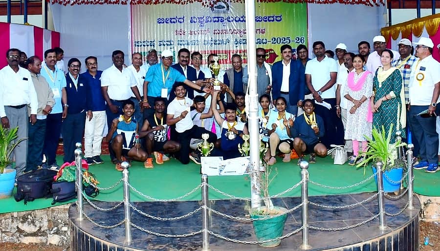 ಬೀದರ್ ತಾಲ್ಲೂಕಿನ ಕಮಠಾಣ ಸಮೀಪದ ಕರ್ನಾಟಕ ಪಶು ವೈದ್ಯಕೀಯ ವಿಶ್ವವಿದ್ಯಾಲಯದಲ್ಲಿ ನಡೆದ ಸಮಾರಂಭದಲ್ಲಿ ಬೀದರ್ ವಿಶ್ವವಿದ್ಯಾಲಯದ ಅಂತರ ಕಾಲೇಜು ಅಥ್ಲೆಟಿಕ್ ಕ್ರೀಡಾಕೂಟದ ಪುರುಷ ಮತ್ತು ಮಹಿಳಾ ವಿಭಾಗದ ಸಮಗ್ರ ಪ್ರಶಸ್ತಿಯನ್ನು ಬಿ.ವಿ. ಭೂಮರಡ್ಡಿ ಕಾಲೇಜಿಗೆ ಪ್ರದಾನ ಮಾಡಲಾಯಿತು