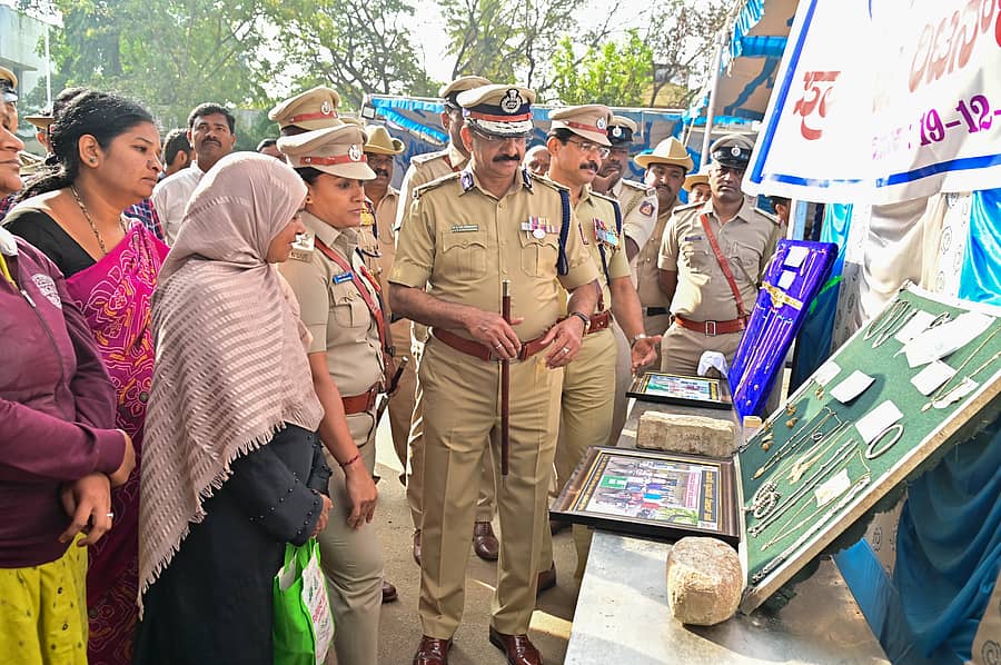 ದಾವಣಗೆರೆಯ ಜಿಲ್ಲಾ ಪೊಲೀಸ್ ಕವಾಯತು ಮೈದಾನದಲ್ಲಿ ಶುಕ್ರವಾರ ಆಯೋಜಿಸಿದ್ದ ‘ಸ್ವತ್ತು ಮರಳಿಸುವ ಪೆರೇಡ್’ನಲ್ಲಿ ಪೂರ್ವ ವಲಯದ ಐಜಿಪಿ ಬಿ.ಆರ್. ರವಿಕಾಂತೇಗೌಡ ಹಾಗೂ ಪೊಲೀಸ್ ವರಿಷ್ಠಾಧಿಕಾರಿ ಉಮಾ ಪ್ರಶಾಂತ್ ಅವರು ವಶಪಡಿಸಿಕೊಂಡ ಚಿನ್ನಾಭರಣಗಳನ್ನು ಪರಿಶೀಲಿಸಿದರು –ಪ್ರಜಾವಾಣಿ ಚಿತ್ರ