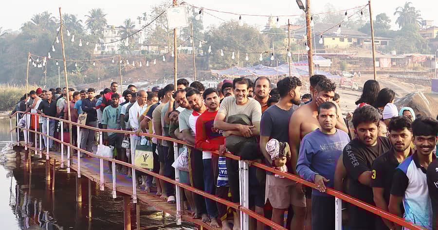 ತೀರ್ಥಹಳ್ಳಿಯ ರಾಮಕೊಂಡದಲ್ಲಿ ಶುಕ್ರವಾರ ತೀರ್ಥಸ್ನಾನಕ್ಕಾಗಿ ಸಾವಿರಾರು ಭಕ್ತರು ಸರತಿ ಸಾಲಿನಲ್ಲಿ ನಿಂತಿದ್ದರು