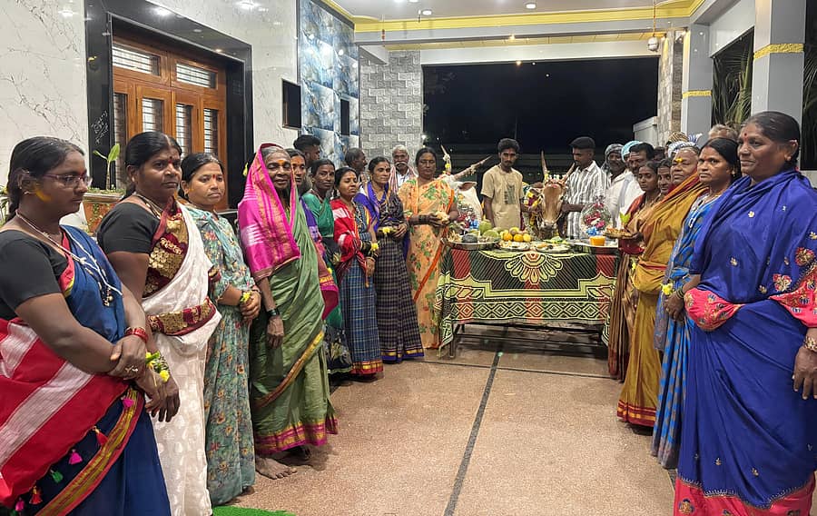 ಲಕ್ಷ್ಮೇಶ್ವರ ತಾಲ್ಲೂಕಿನ ರಾಮಗೇರಿ ಗ್ರಾಮದ ಈರಮ್ಮ ಶಿವಪ್ಪ ಮಡಿವಾಳರ ನಿವಾಸದಲ್ಲಿ ಗುರುವಾರ ಗರ್ಭ ಧರಿಸಿರುವ ಎರಡು ಹಸುಗಳಿಗೆ ಸೀಮಂತ ಕಾರ್ಯ ನಡೆಸಲಾಯಿತು