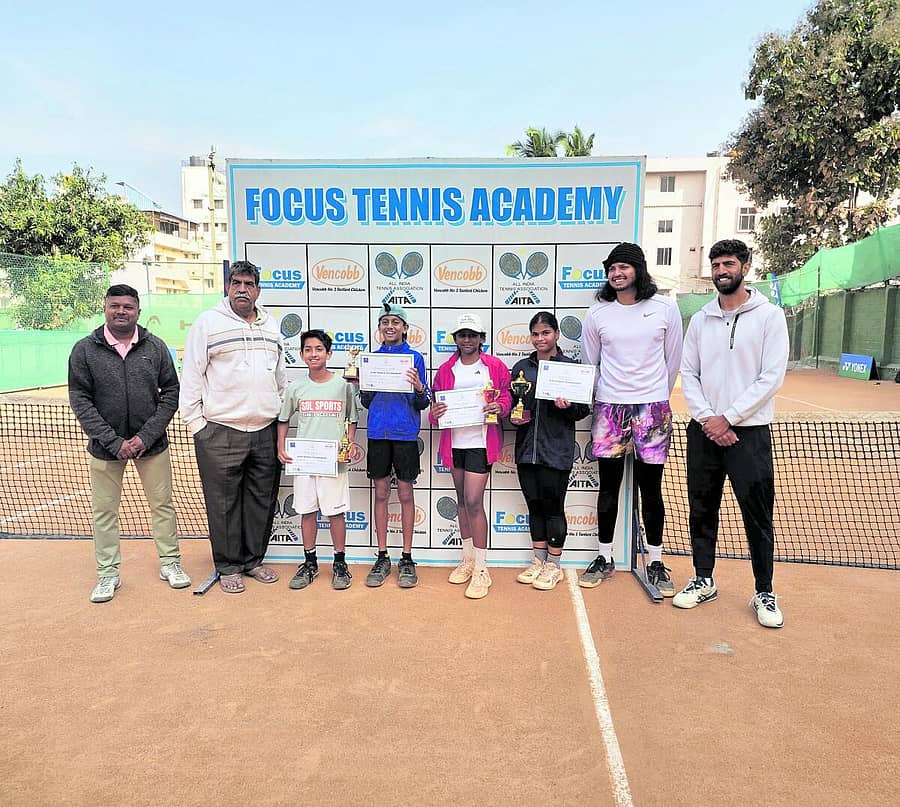 <div class="paragraphs"><p>(ಎಡದಿಂದ) ಪ್ರಶಸ್ತಿಯೊಂದಿಗೆ ದರ್ಶ್ ಮಲ್ಹಾನ್, ಹೋಜಸ್ವಿನ್ ಕೆ.ಎನ್., ಕಲಾ ಜೆ.ಕೆ. ಹಾಗೂ ರಚೆಲ್ ರಾಯುಡು</p></div>