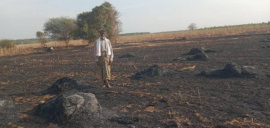 ಚಿಕ್ಕಜಾಜೂರು ಸಮೀಪದ ಬಿ. ದುರ್ಗ ಗ್ರಾಮದಲ್ಲಿ ಅಗ್ನಿ ಆಕಸ್ಮಿಕದಲ್ಲಿ ಸುಟ್ಟು ಭಸ್ಮವಾಗಿರುವ ಹುಲ್ಲಿನ ಪೆಂಡಿ