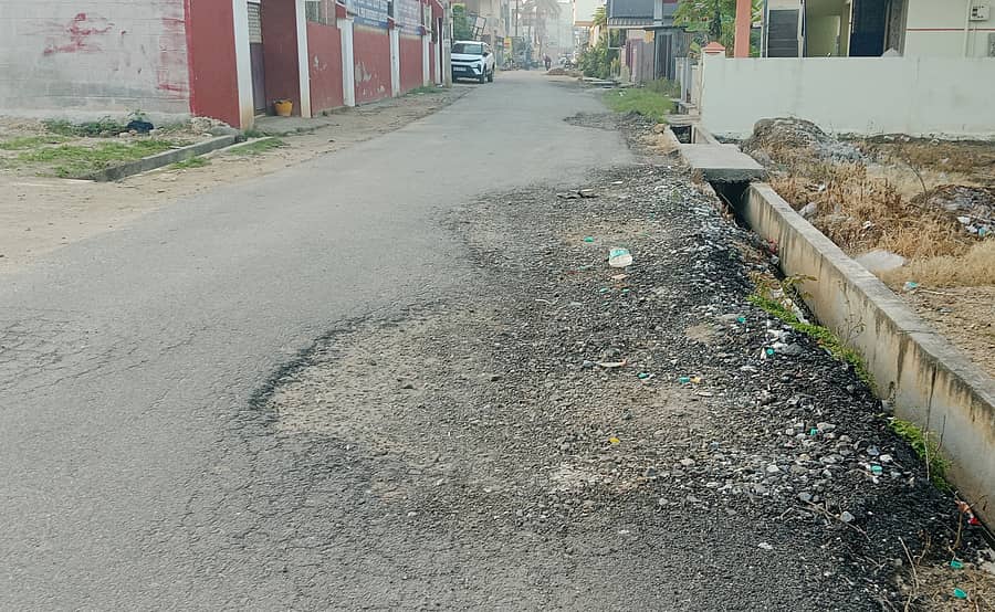 ಹಳೇಬೀಡಿನ ಕರಿಯಮ್ಮ ಬೀದಿ ರಸ್ತೆ ಗುಂಡಿ ಬಿದ್ದಿದೆ.