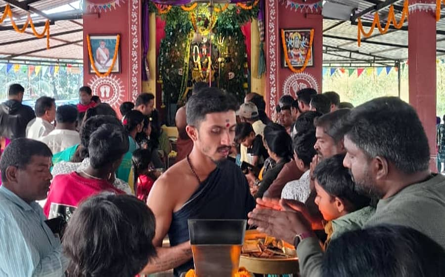 ಎಳ್ಳಮಾವಾಸ್ಯೆ ನಿಮಿತ್ತ ಶ್ರೀರಂಗಪಟ್ಟಣ ತಾಲ್ಲೂಕಿನ ಟಿ.ಎಂ. ಹೊಸೂರು ಗೇಟ್ ಬಳಿಯ ಮಹಾಕಾಳಿ ದೇವಾಲಯಕ್ಕೆ ಶುಕ್ರವಾರ ಹೆಚ್ಚಿನ ಭಕ್ತರು ಭೇಟಿ ನೀಡಿ ದೇವಿಯ ದರ್ಶನ ಪಡೆದರು