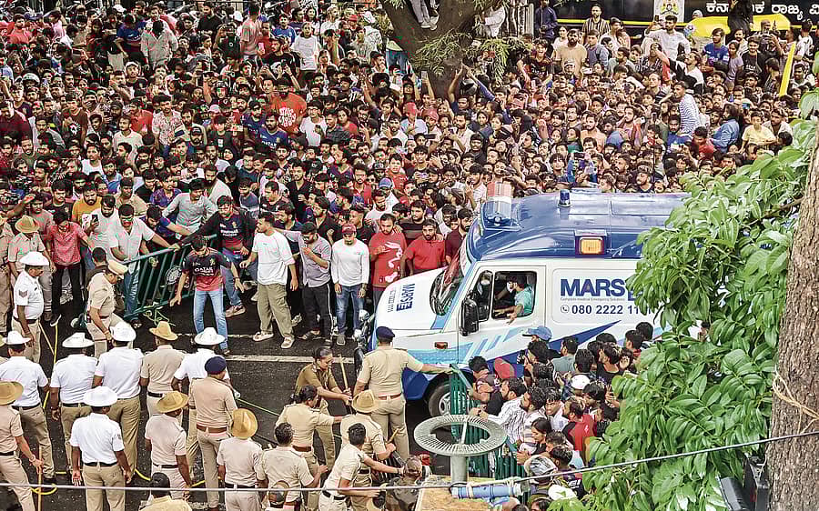 ಕಳೆದ ಜೂನ್ನಲ್ಲಿ ಚಿನ್ನಸ್ವಾಮಿ ಕ್ರೀಡಾಂಗಣದ ಬಳಿ ಆರ್ಸಿಬಿ ವಿಜಯೋತ್ಸವಕ್ಕೆ ಸೇರಿದ್ದ ಅಪಾರ ಪ್ರೇಕ್ಷಕರು