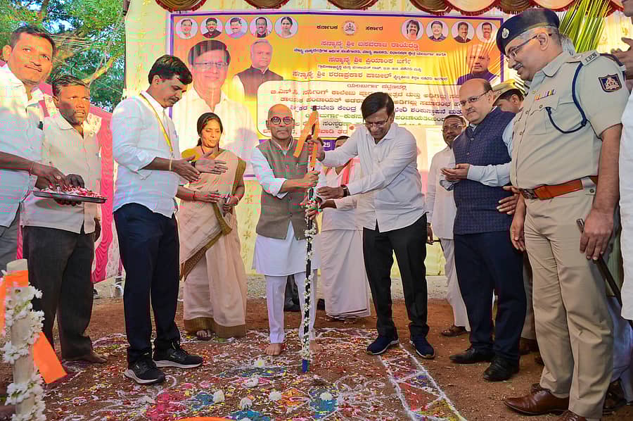 ಯಲಬುರ್ಗಾದಲ್ಲಿ ಶುಕ್ರವಾರ ಸಚಿವ ಡಾ. ಶರಣಪ್ರಕಾಶ ಆರ್. ಪಾಟೀಲ, ಶಾಸಕ ಬಸವರಾಜ ರಾಯರಡ್ಡಿ ಹಾಗೂ ಅಧಿಕಾರಿಗಳು ವಿವಿಧ ಕಾಮಗಾರಿಗಳಿಗೆ ಭೂಮಿಪೂಜೆ ನೆರವೇರಿಸಿದರು