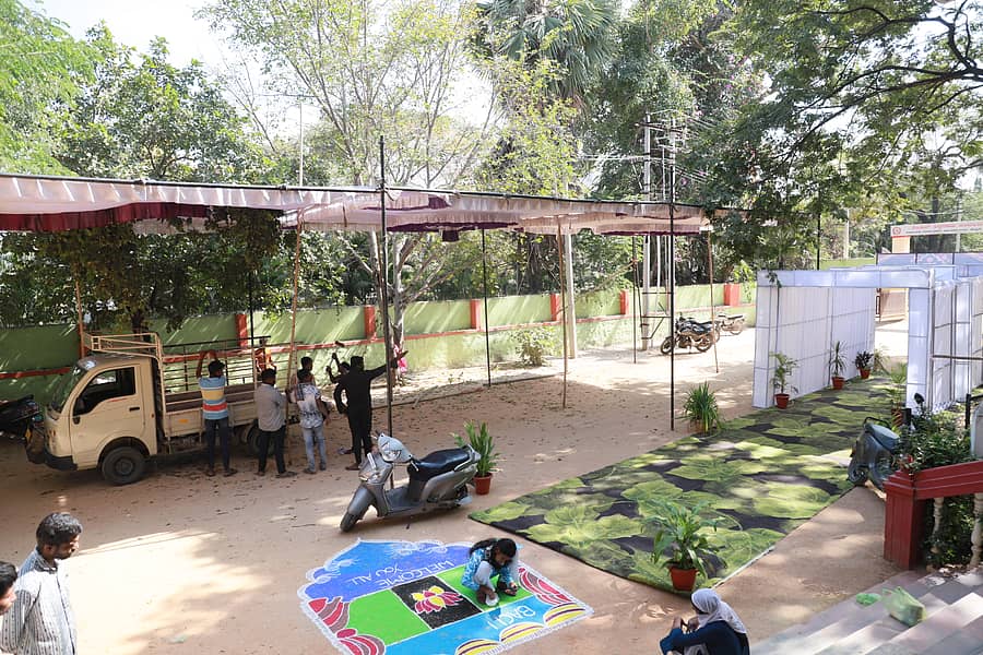 ರಾಯಚೂರಿನ ಪಂಡಿತ ಸಿದ್ಧರಾಮ ಜಂಬಲದಿನ್ನಿ ರಂಗ ಮಂದಿರದ ಆವರಣದಲ್ಲಿ ಪುಸ್ತಕ ಮಳಿಗೆ ನಿರ್ಮಿಸಲಾಗಿದ್ದು, ಅಖಿಲ ಭಾರತ ದಲಿತ ಸಾಹಿತ್ಯ ಸಮ್ಮೇಳನಕ್ಕೆ ಸ್ವಾಗತ ಕೋರುವ ರಂಗೋಲಿ ಬಿಡಿಸಲಾಗಿದೆ