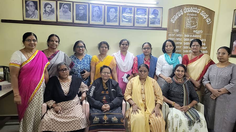 ಆರ್. ಸುನಂದಮ್ಮ ಅವರ ಜತೆಗೆ ಪದಾಧಿಕಾರಿಗಳು ಹಾಗೂ ಕಾರ್ಯಕಾರಿ ಸಮಿತಿ ಸದಸ್ಯರು