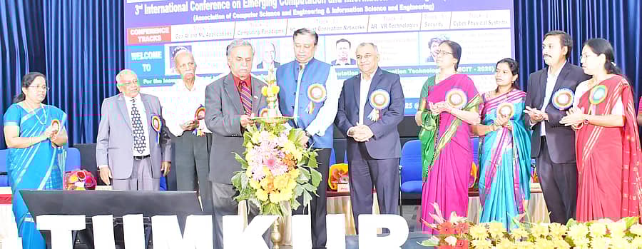 ತುಮಕೂರಿನ ಎಸ್ಐಟಿ ಕಾಲೇಜಿನಲ್ಲಿ ಶುಕ್ರವಾರ ಮಾಹಿತಿ ತಂತ್ರಜ್ಞಾನದ ಕುರಿತ ಸಮ್ಮೇಳನ ನಡೆಯಿತು. ಫ್ಲೋರಿಡಾ ಇಂಟರ್ ನ್ಯಾಷನಲ್ ಯೂನಿವರ್ಸಿಟಿಯ ಪ್ರೊ.ಎಸ್.ಎಸ್.ಅಯ್ಯಂಗಾರ್, ಐಐಟಿ ಧಾರವಾಡದ ನಿರ್ದೇಶಕ ಮಹದೇವಪ್ರಸನ್ನ, ಸಿದ್ಧಗಂಗಾ ಶಿಕ್ಷಣ ಸಂಸ್ಥೆ ಕಾರ್ಯದರ್ಶಿ ಟಿ.ಕೆ.ನಂಜುಂಡಪ್ಪ, ಎಸ್ಐಟಿ ಪ್ರಾಂಶುಪಾಲ ಪ್ರೊ.ಎಸ್.ವಿ.ದಿನೇಶ್ ಇತರರು ಪಾಲ್ಗೊಂಡಿದ್ದರು