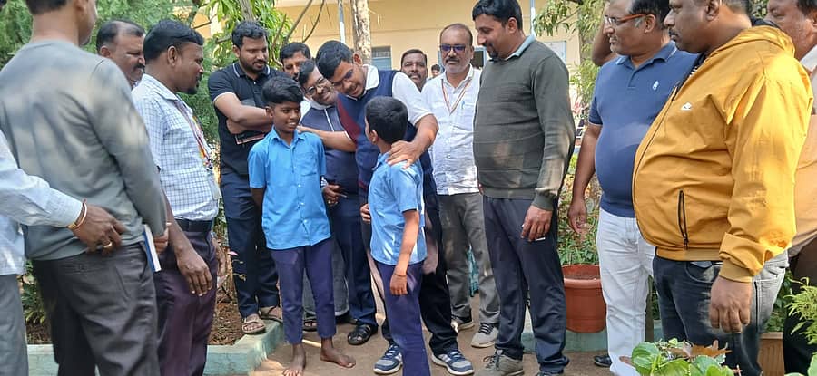 ನ್ಯಾಮತಿ ತಾಲ್ಲೂಕು ಸವಳಂಗ ಗ್ರಾಮದ ಡಾ.ಬಿ.ಆರ್.ಅಂಬೇಡ್ಕರ್ ಮೆಟ್ರಿಕ್ಪೂರ್ವ ಬಾಲಕರ ವಸತಿ ವಿದ್ಯಾರ್ಥಿ ನಿಲಯಕ್ಕೆ ಜಿಲ್ಲಾ ಪಂಚಾಯಿತಿ ಸಿಇಒ ಗಿತ್ತೆ ಮಾಧವ ವಿಠ್ಠಲರಾವ್ ಶುಕ್ರವಾರ ಭೇಟಿ ನೀಡಿ ವಿದ್ಯಾರ್ಥಿಗಳಿಂದ ಮಾಹಿತಿ ಪಡೆದರು