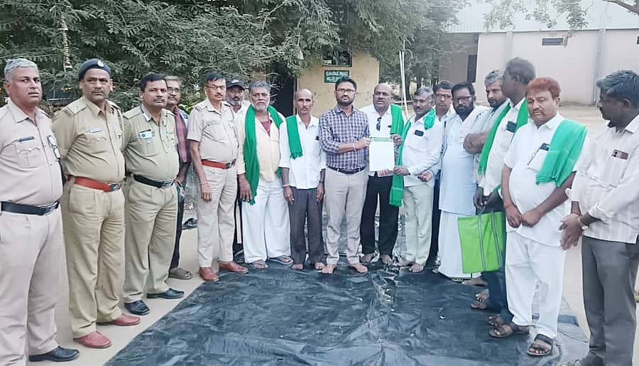 ಶಿಗ್ಗಾವಿ ಪಟ್ಟಣದಲ್ಲಿ ಶುಕ್ರವಾರ ಅಖಂಡ ಕನರ್ಾಟಕ ರೈತ ಸಂಘ ತಾಲ್ಲೂಕು ಪದಾಧಿಕಾರಿಗಳು ಗೋವಿನಜೋಳ ಬೆಳೆಗೆ ಬೆಲೆ ನಿಗದಿ, ಖರೀದಿ ಕೇಂದ್ರ ಆರಂಭಿಸಬೇಕೆಂದು ಆಗ್ರಹಿಸಿ ಎಪಿಎಂಸಿ ಕಚೇರಿ ಮುಂದೆ ಪ್ರತಿಭಟನೆ ನಡೆಸಿ ತಹಶೀಲ್ದಾರ್ ಯಲ್ಲಪ್ಪ ಗೊಣೆಣ್ಣವರ ಅವರಿಗೆ ಮನವಿ ಸಲ್ಲಿಸಿದರು.