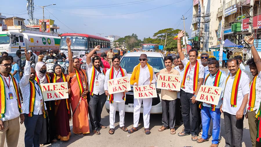 ಬೆಳಗಾವಿಯಲ್ಲಿ ನಡೆದ ಚಳಿಗಾಲದ ಅಧಿವೇಶನ ಉತ್ತರ ಕರ್ನಾಟಕ ಸಮಸ್ಯೆಗಳಿಗೆ ಸ್ಪಂದಿಸುವಲ್ಲಿ ವಿಫಲವಾಗಿದೆ ಎಂದು ಆಕ್ರೋಶ ವ್ಯಕ್ತಪಡಿಸಿ ರಾಮನಗರದ ಐಜೂರು ವೃತ್ತದಲ್ಲಿ ಪ್ರತಿಭಟನೆ ನಡೆಸಿದ ಕನ್ನಡ ಚಳವಳಿ ವಾಟಾಳ್ ಪಕ್ಷದ ಅಧ್ಯಕ್ಷ ವಾಟಾಳ್ ನಾಗರಾಜ್ ಅವರು, ಕನ್ನಡ ವಿರೋಧಿ ಎಂಇಎಸ್ ಸಂಘಟನೆ ನಿಷೇಧಕ್ಕೆ ಆಗ್ರಹಿಸಿ ಪೋಸ್ಟರ್ ಪ್ರದರ್ಶಿಸಿದರು