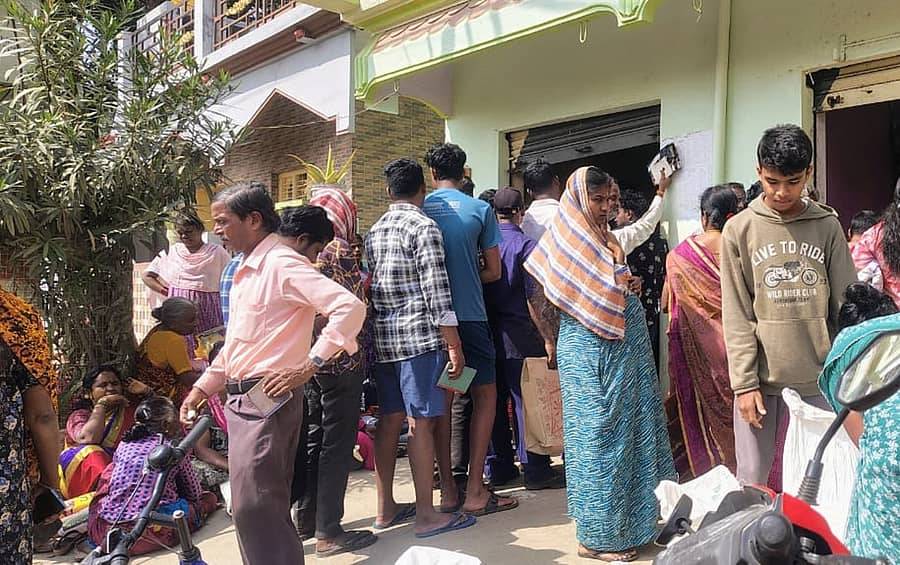 ಕೆಜಿಎಫ್ನ ಮಸ್ಕಂನಲ್ಲಿರುವ ಪಡಿತರ ಅಂಗಡಿಗಳ ಮುಂದೆ ಶುಕ್ರವಾರ ಬಿಸಿಲಿನಲ್ಲಿ ಕಾಯುತ್ತಿರುವ ಗ್ರಾಹಕರು