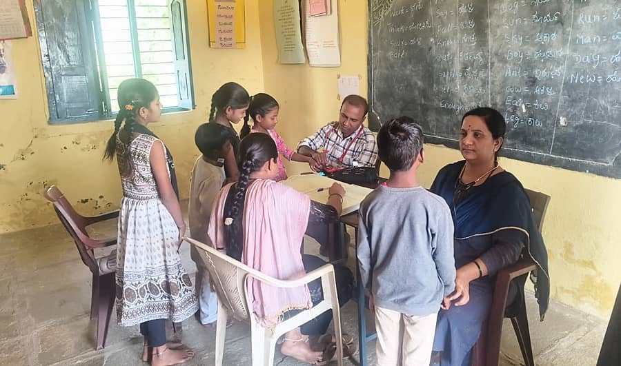 ಕಲಬುರಗಿ ಜಿಲ್ಲೆಯ ಶಾಲೆಯೊಂದರಲ್ಲಿ ವೈದ್ಯರು ಮಕ್ಕಳ ಆರೋಗ್ಯ ತಪಾಸಣೆ ನಡೆಸಿದರು
