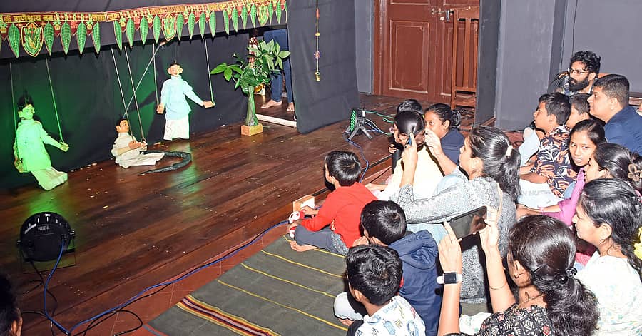 ಮೈಸೂರಿನ ‘ಭಾರತೀಯ ಶೈಕ್ಷಣಿಕ ರಂಗಭೂಮಿ ಸಂಸ್ಥೆ’ಯಲ್ಲಿ ನಡೆಯುತ್ತಿರುವ ‘ರಾಷ್ಟ್ರೀಯ ಗೊಂಬೆಯಾಟ ಉತ್ಸವ’ದಲ್ಲಿ ಶುಕ್ರವಾರ ಬೆಂಗಳೂರಿನ ‘ರಂಗಪುತ್ಥಳಿ’ ತಂಡ ಕಲಾವಿದರು ಪ್ರದರ್ಶಿಸಿದ ‘ಗೊಂಬೆಯಾಟ’ವನ್ನು ಕಣ್ತುಂಬಿಕೊಂಡ ಚಿಣ್ಣರು ಮತ್ತು ಪೋಷಕರು –ಪ್ರಜಾವಾಣಿ ಚಿತ್ರ