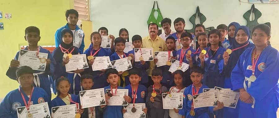 ಹರಿಹರ: 18ನೇ ರಾಜ್ಯ ಮಟ್ಟದ ಚಾಂಪಿಯನ್ಶಿಪ್ ಕ್ರೀಡಾಕೂಟದಲ್ಲಿ ಹರಿಹರದ ಸ್ಕ್ವಾಯ್ ಮಾರ್ಷಲ್ ಆರ್ಟ್ಸ್ ಅಕಾಡೆಮಿಯ ತಂಡ ಪ್ರಥಮ ರನ್ನರ್ ಅಪ್ ಟ್ರೋಫಿ ಗಳಿಸಿದೆ.