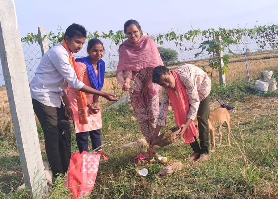 ಸಿರವಾರದಲ್ಲಿ ರೈತ ಕುಟುಂಬಗಳು ಎಳ್ಳ ಅಮವಾಸ್ಯೆ ಅಂಗವಾಗಿ ತಮ್ಮ ಜಮೀನುಗಳಲ್ಲಿ ವಿಶೇಷ ಪೂಜೆ ಸಲ್ಲಿಸಿದರು