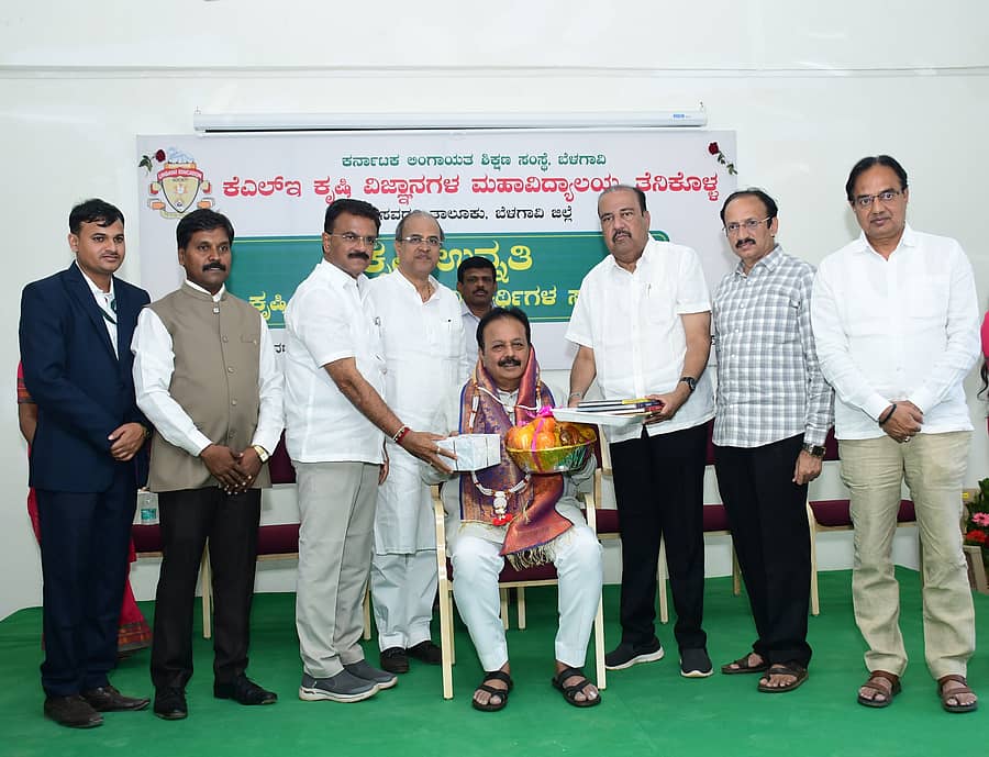 ಯರಗಟ್ಟಿ ಬಳಿಯ ತೆನಿಕೊಳ್ಳದ ಕೆಎಲ್ಇ ಸಂಸ್ಥೆಯ ಕೃಷಿ ಮಹಾವಿದ್ಯಾಲಯದಲ್ಲಿ ಶುಕ್ರವಾರ ಆಯೋಜಿಸಿದ್ದ ‘ಕೃಷಿ ಉನ್ನತಿ’ ಕಾರ್ಯಕ್ರಮದಲ್ಲಿ ಕೃಷಿ ಸಚಿವ ಎನ್.ಚಲುವರಾಯಸ್ವಾಮಿ ಅವರನ್ನು ಸನ್ಮಾನಿಸಲಾಯಿತು