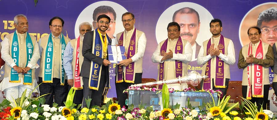 <div class="paragraphs"><p>ವಿಜಯಪುರದ ಬಿ. ಎಲ್. ಡಿ. ಇ ಡೀಮ್ಡ್ ವಿಶ್ವವಿದ್ಯಾಲಯದ 13ನೇ ಘಟಿಕೋತ್ಸವದಲ್ಲಿ ಡಾ. ಯಶ ಆರ್ಯ ಅವರಿಗೆ ಐದು ಚಿನ್ನದ ಪದಕ ಮತ್ತು ನಗದು ಪರಸ್ಕಾರವನ್ನು ನವದೆಹಲಿ ರಾಷ್ಟ್ರೀಯ ವೈದ್ಯಕೀಯ ಆಯೋಗದ ವೈದ್ಯಕೀಯ ಮೌಲ್ಯಮಾಪನ ಮತ್ತು ಶ್ರೇಯಾಂಕ ಮಂಡಳಿಯ ಅಧ್ಯಕ್ಷ ಡಾ. ಎಂ. ಕೆ. ರಮೇಶ ಪ್ರದಾನ ಮಾಡಿದರು. </p></div>