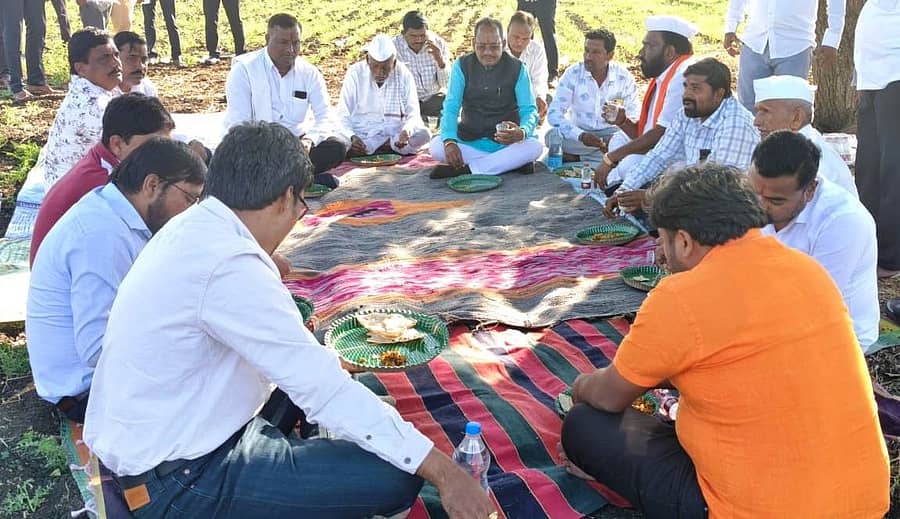 ಕಮಲನಗರ ತಾಲ್ಲೂಕಿನ ಹೋಳಸಮುದ್ರ ಗ್ರಾಮದಲ್ಲಿ ಎಳ್ಳ ಅಮವಾಸ್ಯೆ ನಿಮಿತ್ತ ಮಾರುತಿ ಆಳಂದೆ ಅವರ ಹೊಲದಲ್ಲಿ ಶಾಸಕ ಪ್ರಭು ಚವ್ಹಾಣ ರೈತ ಮುಖಂಡರೊಂದಿಗೆ ಊಟ ಮಾಡಿದರು