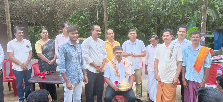 ಸುಲ್ಕೆರಿಮೊಗ್ರು ಮಲೆಕುಡಿಯ ಆದಿವಾಸಿ ಕುಟುಂಬಗಳಿಗೆ ವಿದ್ಯುತ್ ಸಂಪರ್ಕ ಕಲ್ಪಿಸಲು ಮುತುವರ್ಜಿ ವಹಿಸಿದ ಕೆಪಿಸಿಸಿ ಪ್ರಧಾನ ಕಾರ್ಯದರ್ಶಿ ರಕ್ಷಿತ್ ಶಿವರಾಂ ಅವರನ್ನು ಸ್ಥಳೀಯರು ಗೌರವಿಸಿದರು