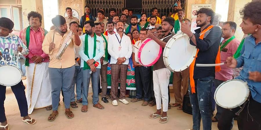 ಮಾಗಡಿ ತಾಲ್ಲೂಕು ಕಚೇರಿಯ ಮುಂಭಾಗದಲ್ಲಿ ತಾಲ್ಲೂಕು ಆಡಳಿತ ವಿರುದ್ಧ ರೈತ ಸಂಘ ಮತ್ತು ವಿವಿಧ ಸಂಘಟನೆಗಳು ತಮಟೆ ಚಳುವಳಿ ನಡೆಸಿದವು