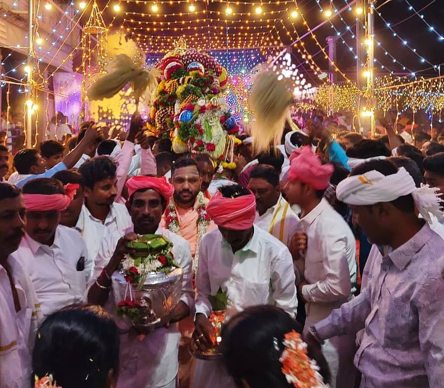 ಹರಿಹರ ತಾಲ್ಲೂಕಿನ ದೀಟೂರು ಗ್ರಾಮದಲ್ಲಿ ಶುಕ್ರವಾರ ಮಹೇಶ್ವರ ಸ್ವಾಮಿ ಜಾತ್ರಾ ಮಹೋತ್ಸವದ ಅಂಗವಾಗಿ ನಡೆದ ಶ್ರೀ ಮಹೇಶ್ವರ ಸ್ವಾಮಿ ಮತ್ತು ಮಲ್ಲಿಕಾರ್ಜುನ ಸ್ವಾಮಿಯ ಪಲ್ಲಕ್ಕಿ ಉತ್ಸವ.