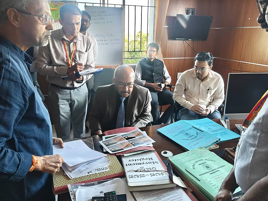 ಕನಕಪುರ ಯೋಜನಾ ಪ್ರಾಧಿಕಾರದಲ್ಲಿ ಬಡಾವಣೆಗಳ ಅನುಮತಿಗೆ ಸಂಬಂಧಿಸಿದ ದಾಖಲೆಗಳನ್ನು ಉಪ ಲೋಕಾಯುಕ್ತ ನ್ಯಾ. ಕೆ.ಎನ್. ಫಣೀಂದ್ರ ಅವರು ಪರಿಶೀಲಿಸಿದರು. ಜಿಲ್ಲಾಧಿಕಾರಿ ಯಶವಂತ್ ವಿ. ಗುರುಕರ್, ಜಿಲ್ಲಾ ಪಂಚಾಯಿತಿ ಸಿಇಒ ಅನ್ಮೋಲ್ ಜೈನ್ ಹಾಗೂ ಇತರರು ಇದ್ದಾರೆ