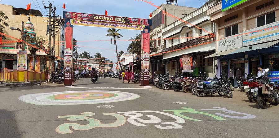 ಹಾವೇರಿ ಹುಕ್ಕೇರಿಮಠದ ಜಾತ್ರೆ ನಿಮಿತ್ತ ರಾಜೇಂದ್ರನಗರ (ಮುನ್ಸಿಪಲ್ ಹೈಸ್ಕೂಲ್ ರಸ್ತೆಯಲ್ಲಿ) ಸ್ವಾಗತ ಕೋರುವ ದ್ವಾರಬಾಗಿಲು ನಿರ್ಮಿಸಿರುವುದು – ಪ್ರಜಾವಾಣಿ ಚಿತ್ರ/ ಮಾಲತೇಶ ಇಚ್ಚಂಗಿ