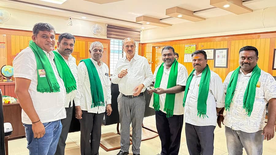 ಲಕ್ಷ್ಮೇಶ್ವರದ ಮೆಕ್ಕೆಜೋಳ ಬೆಂಬಲ ಬೆಲೆ ಖರೀದಿ ಕೇಂದ್ರದಲ್ಲಿ ನೋಂದಣಿ ಮತ್ತು ಖರೀದಿ ಪ್ರಕ್ರಿಯೆಯನ್ನು ತ್ವರಿತಗೊಳಿಸಬೇಕು ಎಂದು ಆಗ್ರಹಿಸಿ ಗುರುವಾರ ಲಕ್ಷ್ಮೇಶ್ವರದ ರೈತರ ಮುಖಂಡರು ಜಿಲ್ಲಾಧಿಕಾರಿ ಶ್ರೀಧರ ಅವರಿಗೆ ಮನವಿ ಸಲ್ಲಿಸಲಾಯಿತು