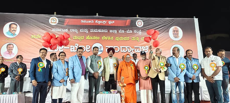ತಿಪಟೂರಿನಲ್ಲಿ 39ನೇ ರಾಜ್ಯಮಟ್ಟದ ಹೊನಲು ಬೆಳಕಿನ ಕೊಕ್ಕೊ ಚಾಂಪಿಯನ್ಚಿಪ್ಗೆ ಚಾಲನೆ ನೀಡಲಾಯಿತು