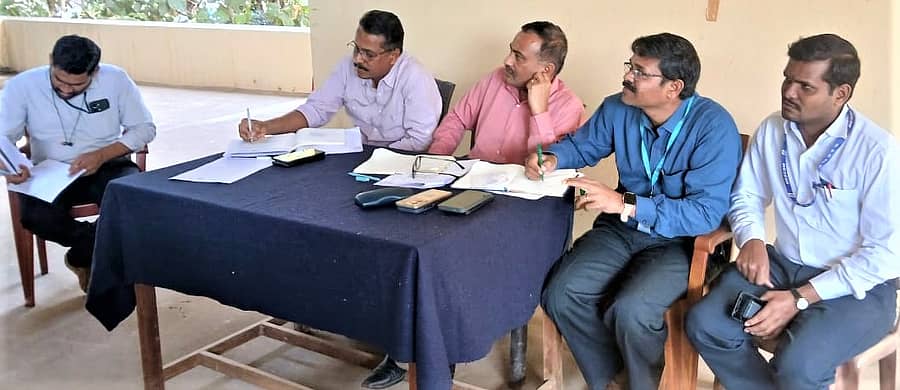 ತರೀಕೆರೆಯಲ್ಲಿ ಮೆಸ್ಕಾಂನ ಜನಸಂಪರ್ಕ ಸಭೆಯಲ್ಲಿ ಅಧೀಕ್ಷಕ ಎಂಜಿನಿಯರ್ ಮಂಜುನಾಥ್, ಕಾರ್ಯನಿರ್ವಾಹಕ ಎಂಜಿನಿಯರ್ ರವಿಕಿರಣ್, ಎಂಜಿನಿಯರ್ ಮಂಜುನಾಥ್, ಸಹಾಯಕ ಎಂಜಿನಿಯರ್ ಅಜಯ್ ಭಾಗವಹಿಸಿದ್ದರು